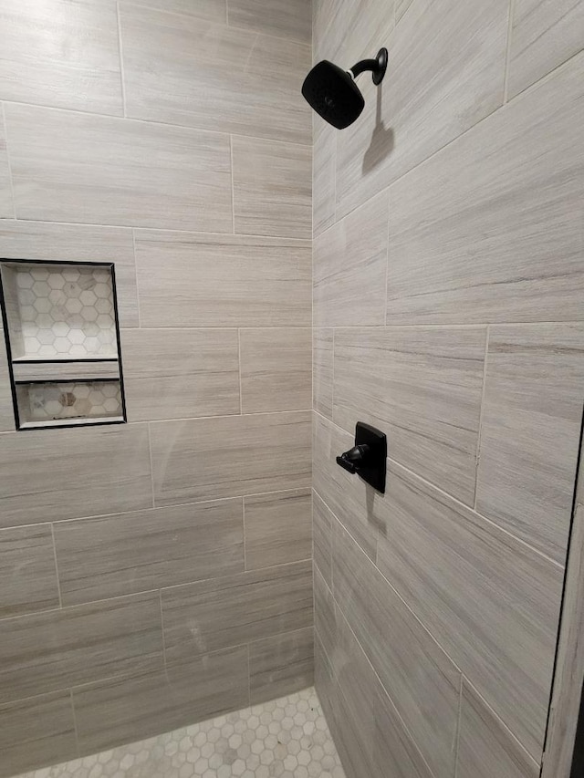 bathroom featuring tiled shower