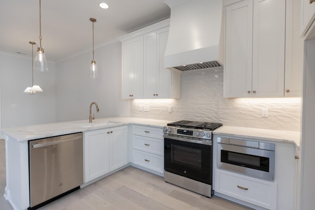 kitchen with crown molding, a peninsula, custom exhaust hood, stainless steel appliances, and a sink