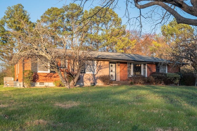 ranch-style house featuring a front yard