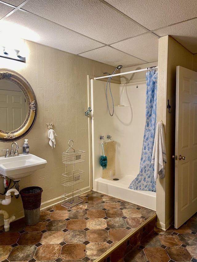 bathroom featuring a shower with curtain, a paneled ceiling, and sink