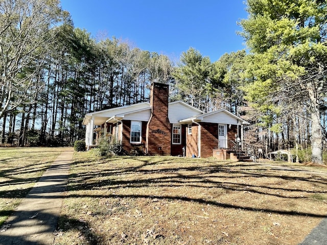 view of front facade with a front yard