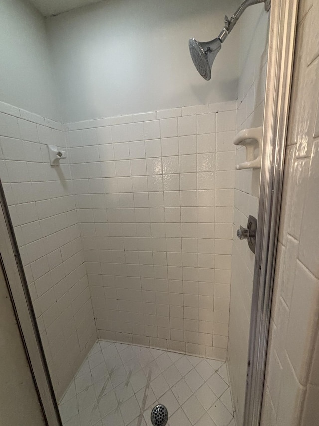 bathroom featuring a tile shower