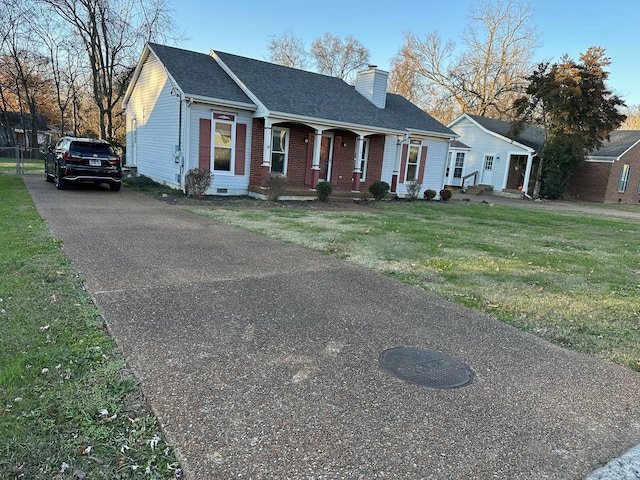 view of front of house featuring covered porch and a front lawn