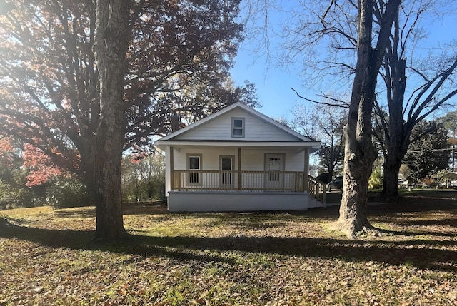 view of front of home featuring a front yard