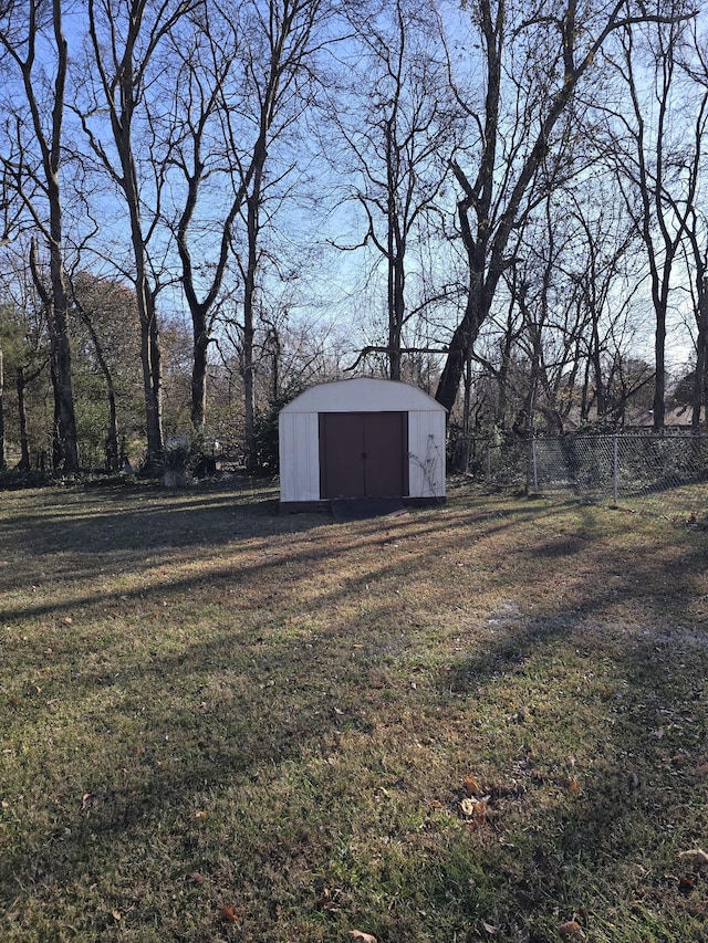 view of yard featuring a storage shed