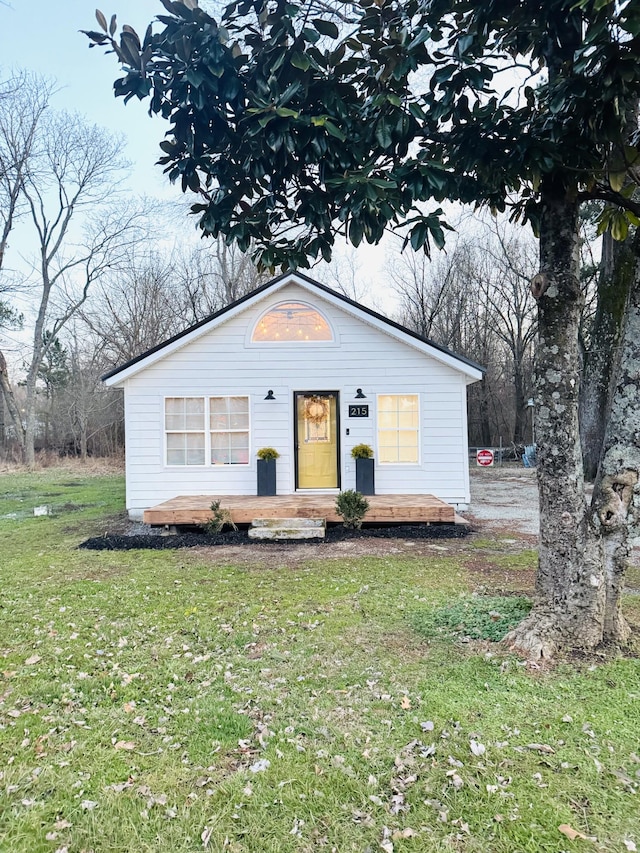 view of front of property featuring a front lawn