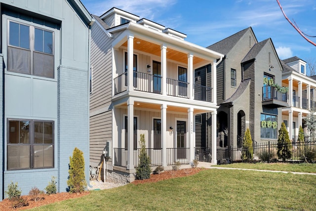 view of front of property with a front yard