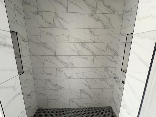 full bathroom featuring a tile shower