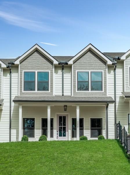 view of front of house featuring a front lawn