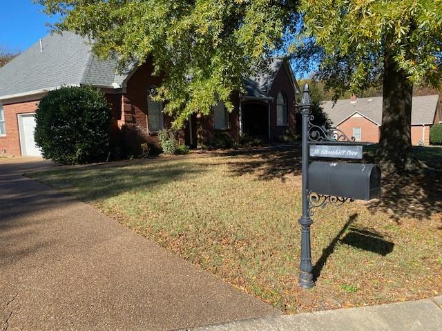 view of front of property featuring a front lawn