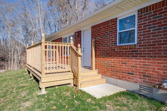 property entrance featuring a lawn