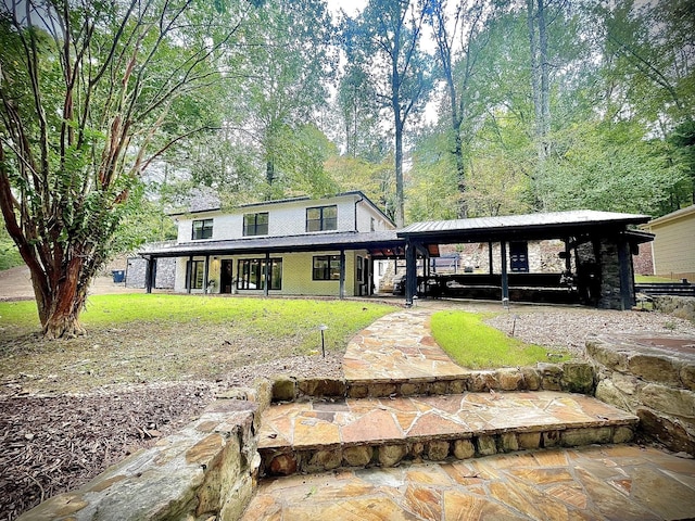 view of front facade with a front yard