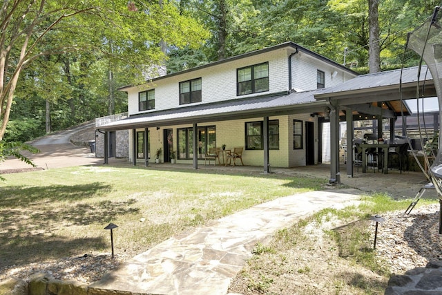 view of front of house with a front lawn