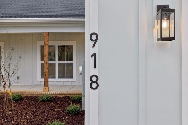 entrance to property featuring covered porch