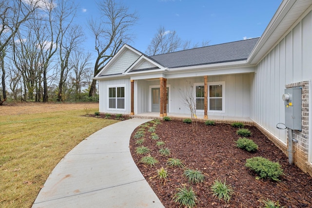 view of front facade featuring a front lawn