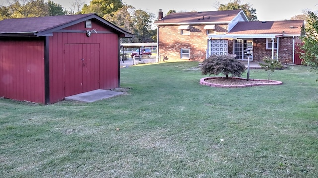 view of yard featuring a shed