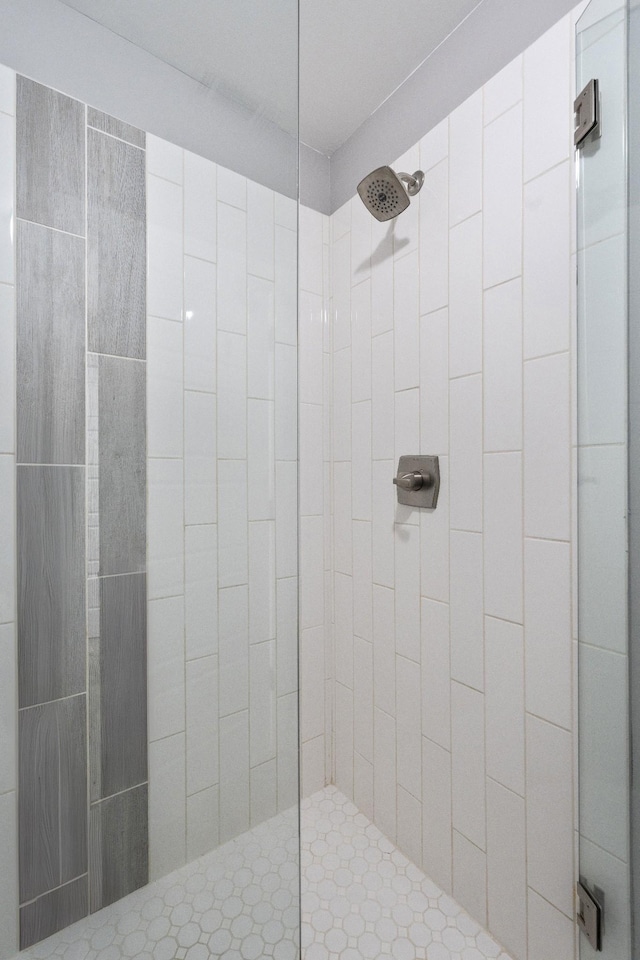 bathroom featuring a tile shower