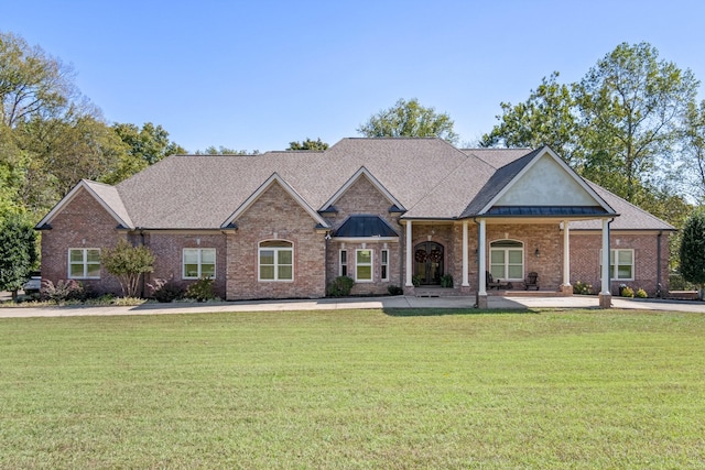 view of front of home featuring a front yard