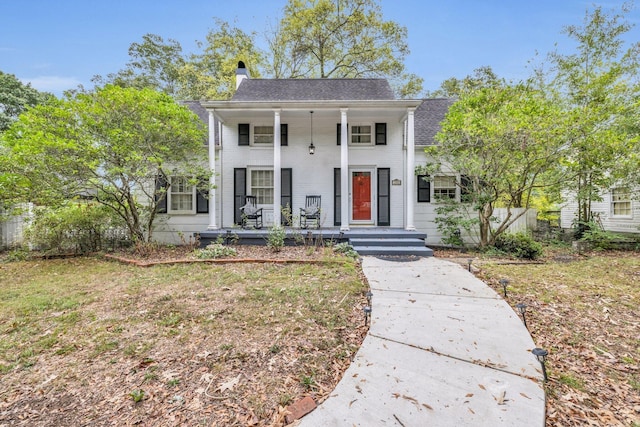 view of front of home with a front lawn