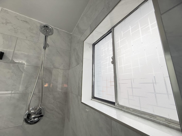 room details featuring a tile shower