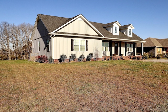 view of front facade featuring a porch and a front yard