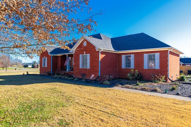 view of front facade featuring a front lawn