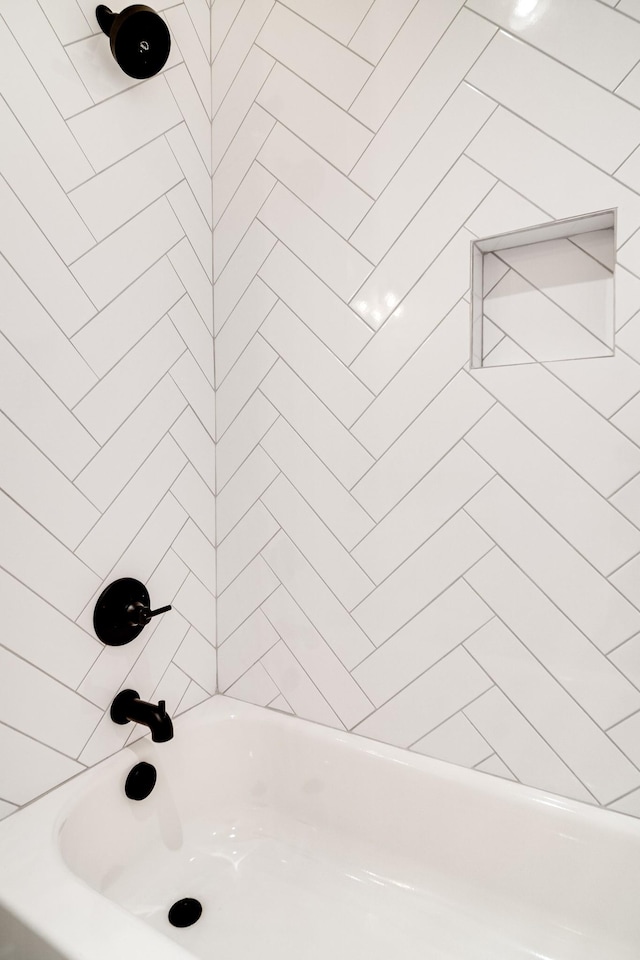 bathroom featuring tiled shower / bath