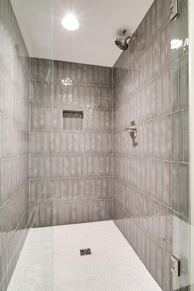 bathroom featuring a tile shower