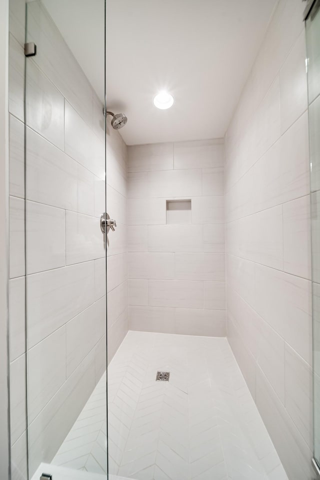 bathroom featuring a tile shower