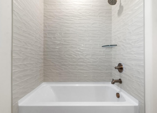 bathroom featuring tiled shower / bath