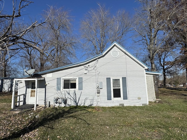 view of front of property featuring a front yard