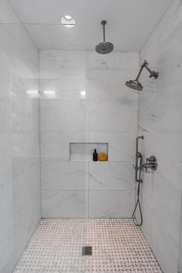 bathroom featuring tiled shower