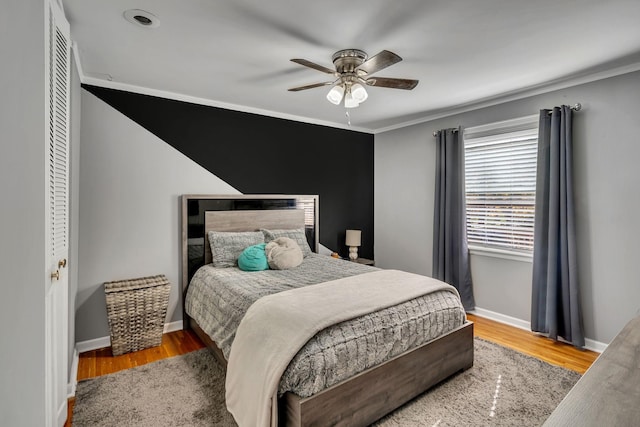 bedroom featuring ceiling fan, hardwood / wood-style floors, and crown molding