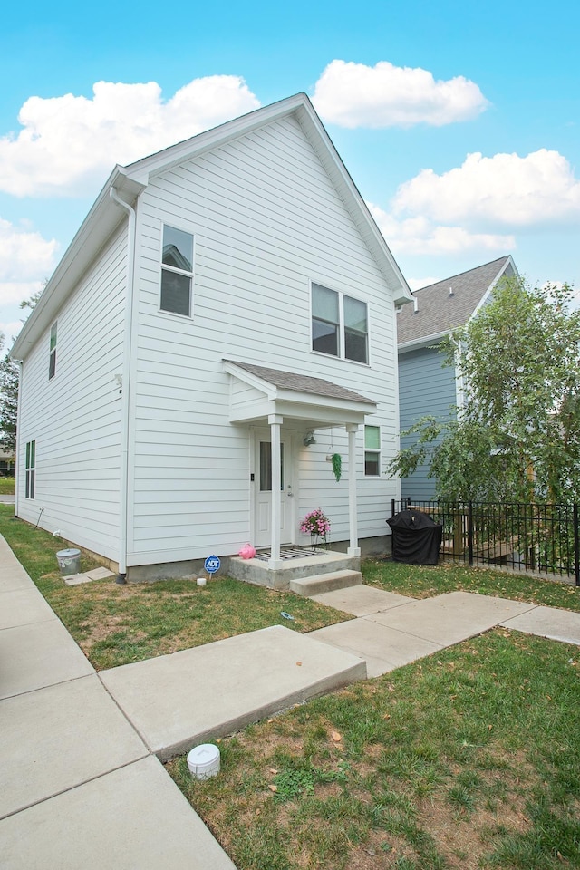 view of front of property with a front yard