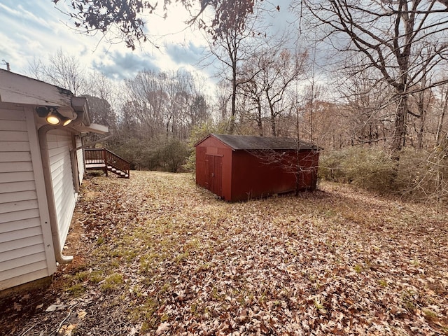 view of yard featuring a shed