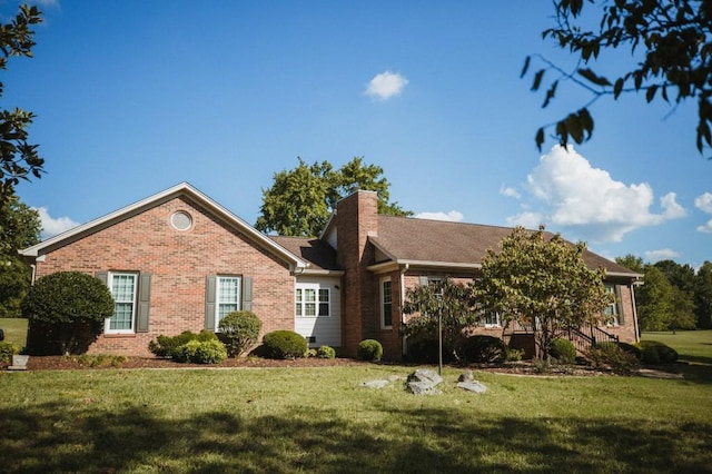 view of front facade featuring a front lawn