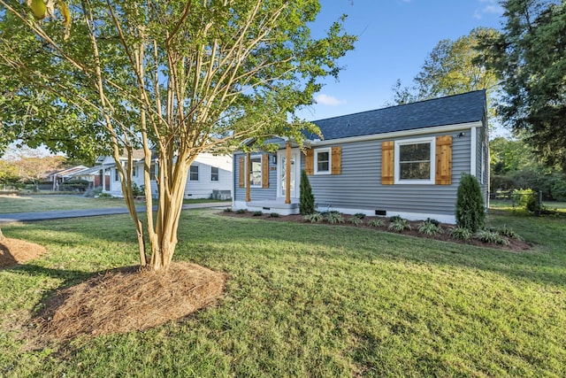 view of front of house with a front lawn