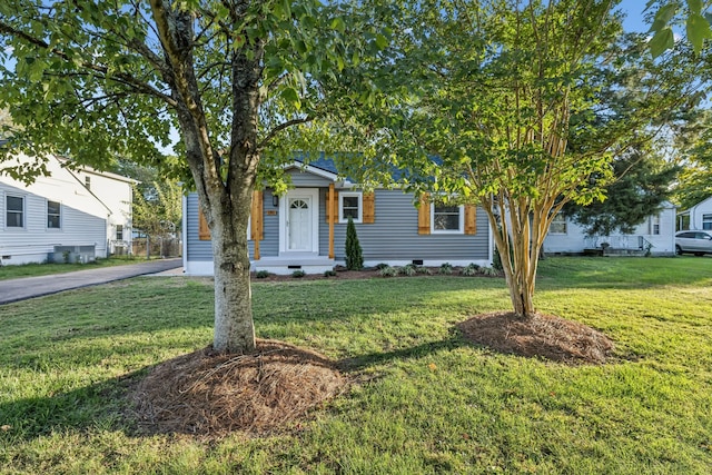 view of front of property featuring a front lawn