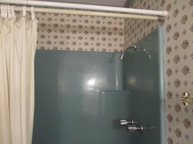 bathroom featuring shower / tub combo with curtain