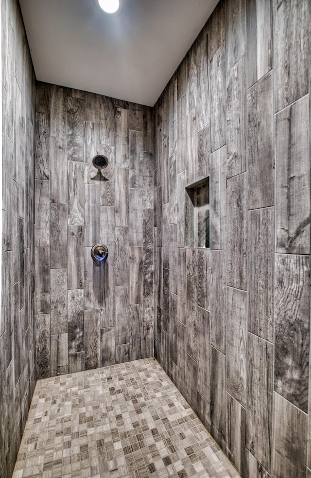 bathroom featuring tiled shower