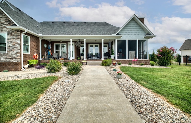 view of front of property with a front lawn and ceiling fan