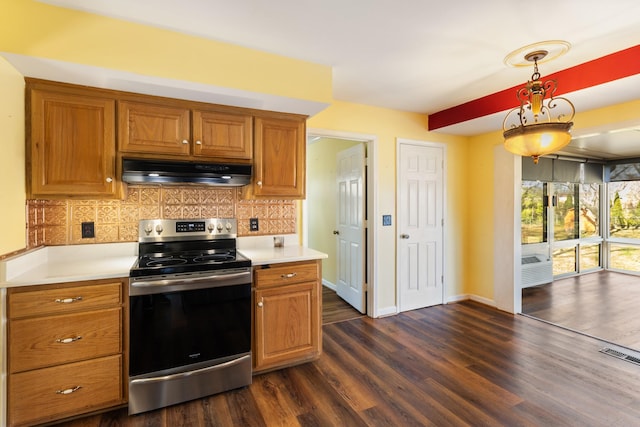 kitchen with stainless steel electric range oven, dark wood-type flooring, hanging light fixtures, and tasteful backsplash