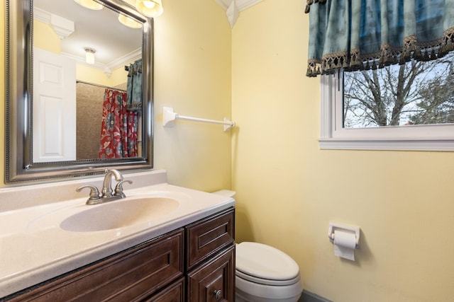 bathroom featuring a shower with shower curtain, vanity, toilet, and ornamental molding