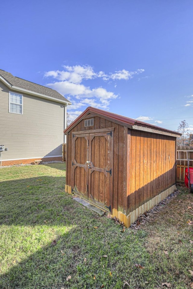 view of outdoor structure featuring a yard