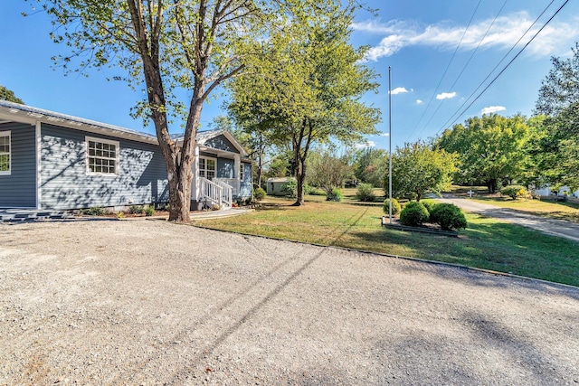 view of yard with driveway