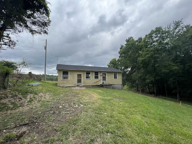 view of front of home featuring a front yard