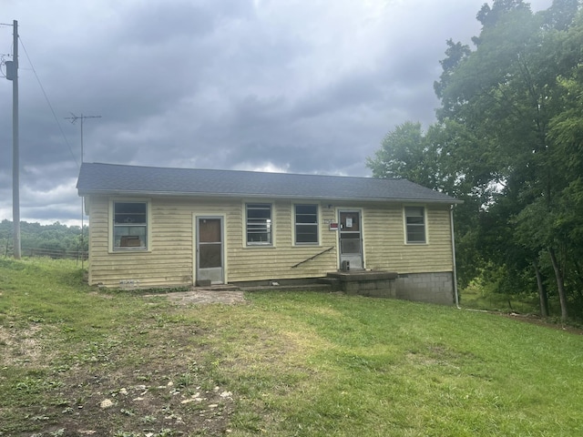 view of front of property featuring a front lawn