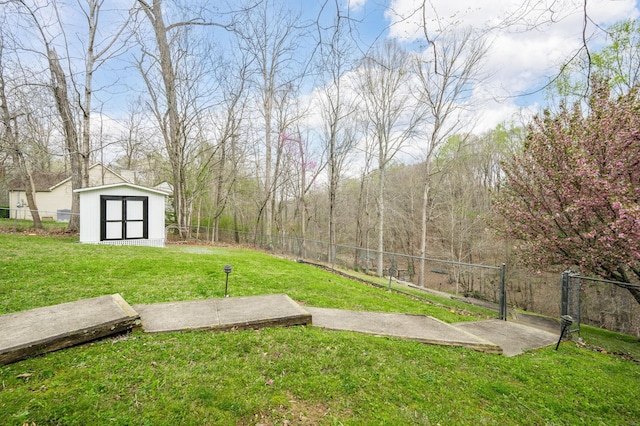 view of yard with a storage unit