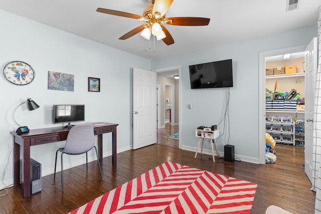 office area featuring dark wood-type flooring and ceiling fan