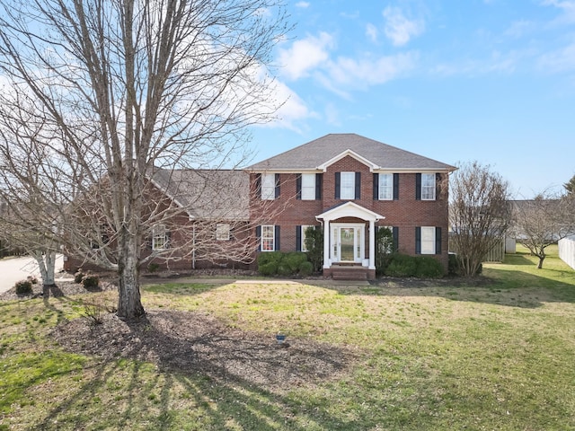 colonial home featuring a front lawn